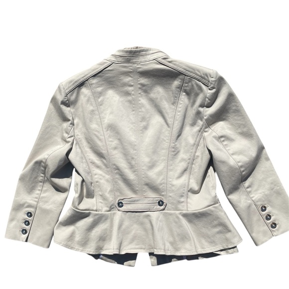 White House Black Market blazer in a light khaki shade Size 8 - Picture 4 of 7